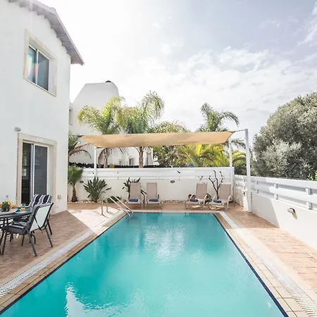 Vilă The Complete Guide To Renting Your Exclusive Holiday In With Private Pool And Close To The Beach Paralimni 1325